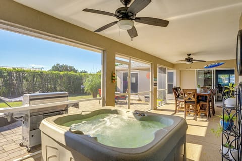 Screened-In Lanai | Private Yard & Hot Tub | Outdoor Dining Tables