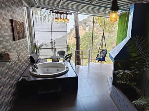 Blackout drapes, free WiFi, bed sheets
