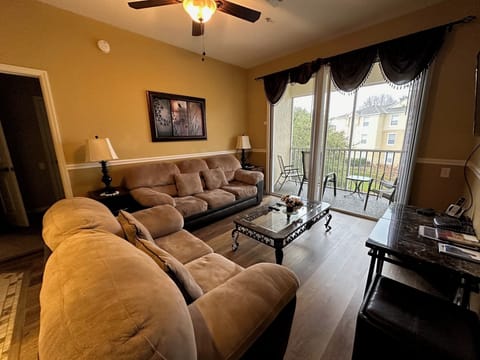 Living room - really comfortable sofas!
