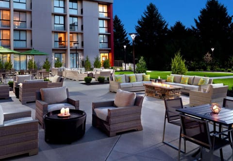 2. Marriott at the University of Dayton - Outdoor Sitting Area