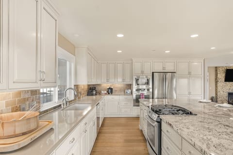 Fully equipped kitchen.