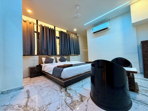 Deluxe Room | Desk, free WiFi, bed sheets