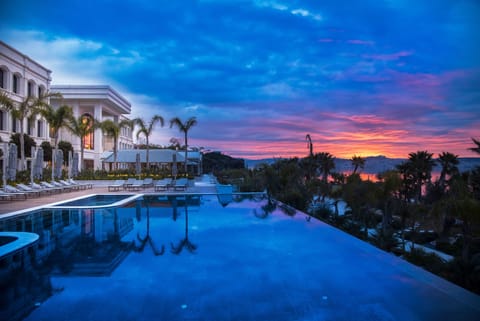 Indoor pool, seasonal outdoor pool, sun loungers