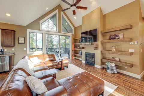 Lakeside Vacation Rental | 4BR | 2.5BA | 2,500 Sq Ft | 1 Step Required