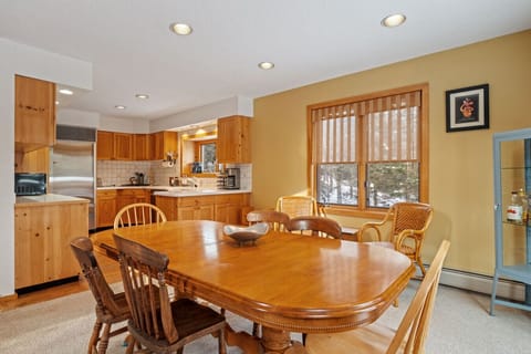 Dining area with view to the woods! perfect for morning breakfast