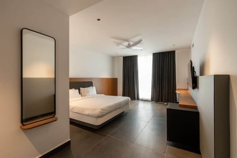 Suite | Premium bedding, desk, soundproofing, WiFi (free)