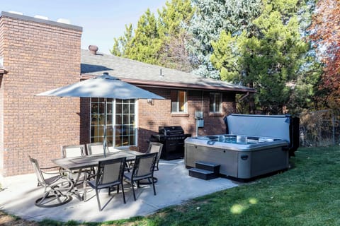 Out door space with hot tub 