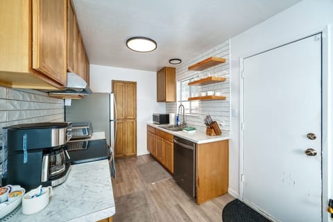 House, 3 Bedrooms | Private kitchen | Fridge, oven, coffee/tea maker, toaster