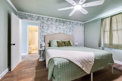 2 houses, 10 mins to Airport & Downtown House in Port Wentworth