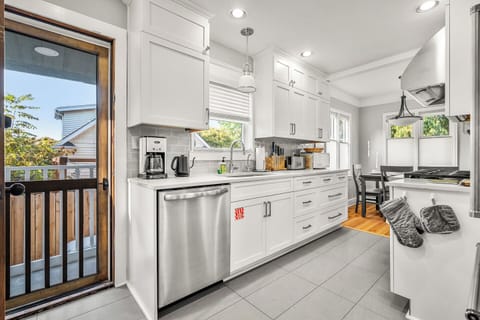 Bright, fully equipped chef’s kitchen 