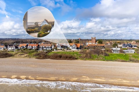 2 Truman Lodge, Thorpeness: Sea views from the sitting room