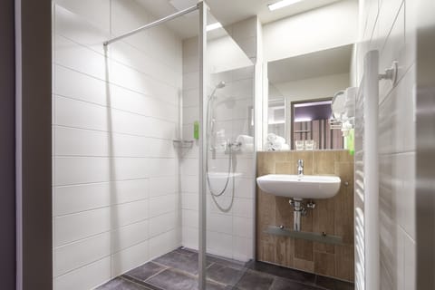 Quadruple Room, Non Smoking | Bathroom | Shower, hair dryer, towels