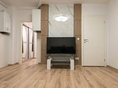 Basic Apartment | Iron/ironing board