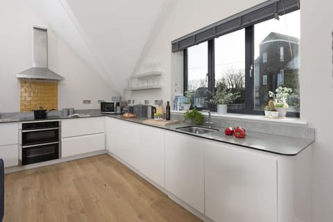 Kitchen with toaster, kettle and cafetiere - Cloud 10