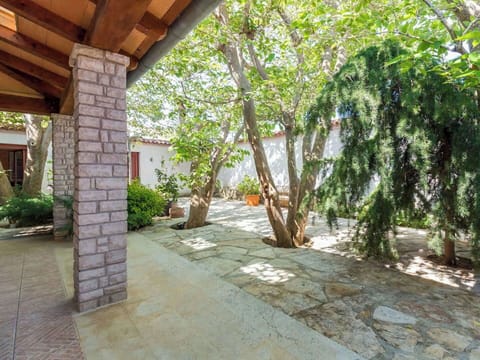 Flagstone, Shade, Garden, Brick, Hacienda, Concrete, Backyard, Walkway, Tile, Cobblestone