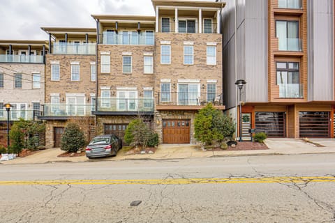 Pittsburgh Vacation Rental | 2BR | 2.5BA | 1,480 Sq Ft | Stairs Required