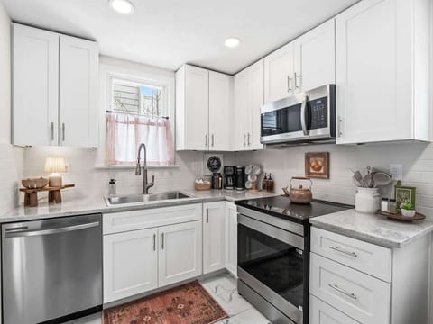 Inviting kitchen angle w/ warm lighting, classic finishes & room to move comfortably 🍳🤍🌿