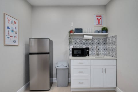 🍴 Cute kitchenette stocked with essentials—fridge, microwave, hot plate & coffee maker for your stay.