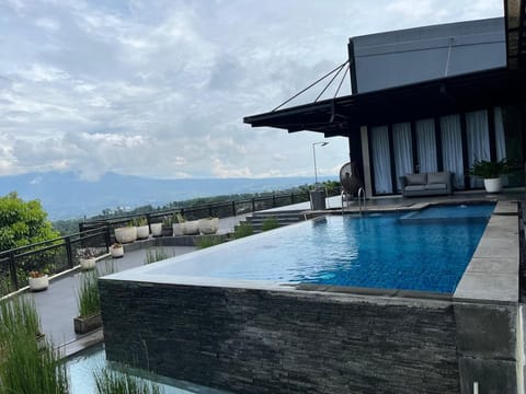 Grand Villa, Mountain View | Pillowtop beds, desk, free WiFi