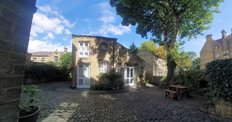 'Bent' panoramic view of coach house showing surroundings.