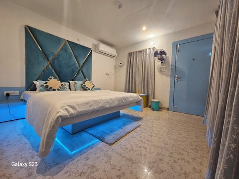 Suite, 1 King Bed, City View, Executive Level | Individually decorated, individually furnished, iron/ironing board