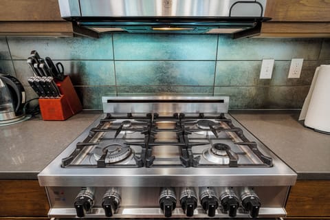 Ready to get cooking? This high-quality gas range is waiting!