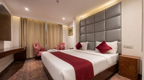 Deluxe Double Room | Desk, laptop workspace, blackout drapes, soundproofing