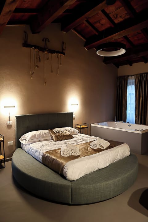 Suite, Courtyard View | Blackout drapes, free WiFi