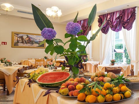 Free daily buffet breakfast