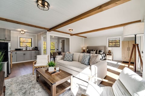 🌿 Another peek at the cozy open-concept space — perfect for relaxing and unwinding! 🛋️☕️
