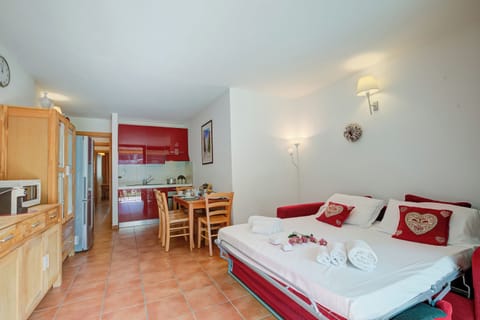 Family Apartment, Multiple Bedrooms (Hercules's House) | 1 bedroom, iron/ironing board, WiFi, bed sheets