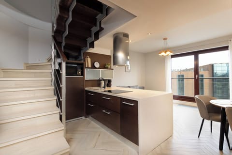 Apartment (84) | Private kitchen | Fridge, stovetop, electric kettle, cookware/dishes/utensils