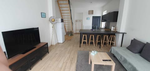 Basic Townhome | Living area | Flat-screen TV