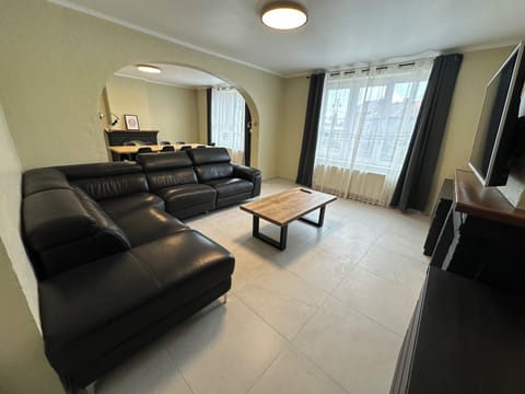 Comfort Apartment, City View | Living area