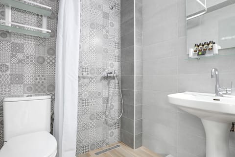 Double Room, Balcony, Garden View | Bathroom