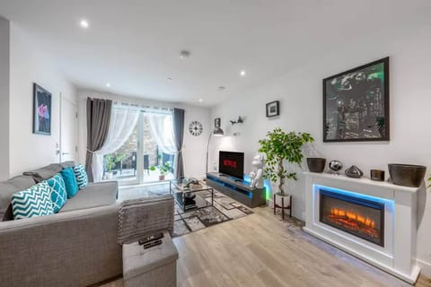 Apartment, 1 Bedroom, Accessible, Balcony | Living room | Books