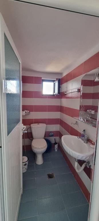 Double Room | Bathroom | Shower, hair dryer, towels, toilet paper