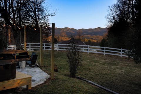 Unwind with sweeping mountain views right from the backyard—perfect for sunset soaks, morning coffee, and unforgettable evenings under the string lights.