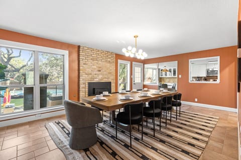 Vacation rule: calories don’t count when the dining space looks this good. Gather your crew and dig into meals that taste even better with a side of laughter.