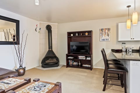 Comfortable living space with seating, TV, and a warm, inviting atmosphere—perfect for relaxing after a day of mountain adventures.