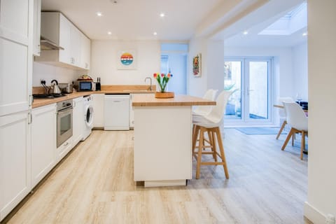 Taliesin - 5 Bedroom Holiday Home - Tenby (27054)