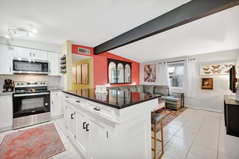 Fully equipped kitchen with island seating