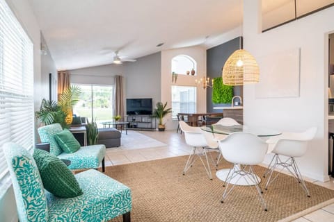 Entry area with breakfast table.