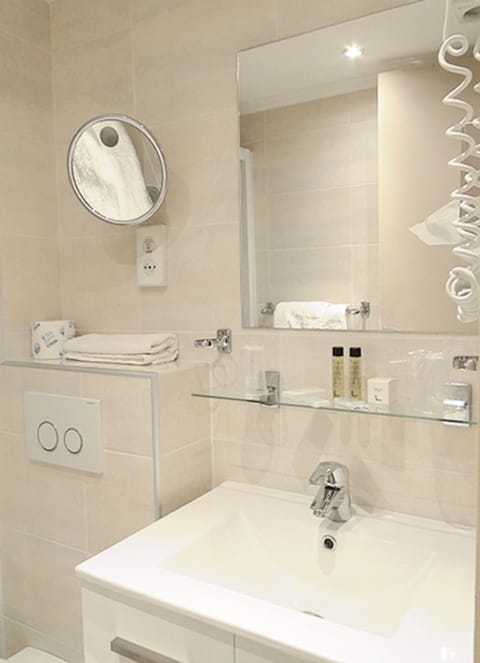 Classic Twin Room | Bathroom | Shower, eco-friendly toiletries, hair dryer, towels