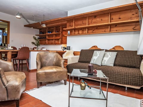 Furniture, Interior Design, Couch, Wood, Flooring, Living Room, Floor, Apartment, Room, Ceiling