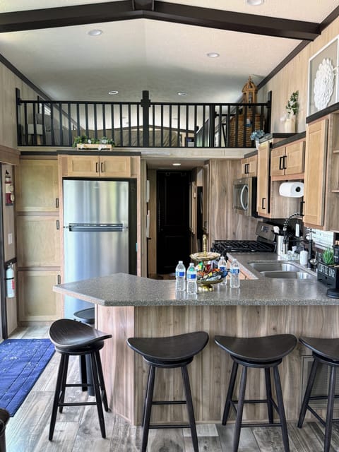 Funky Island - Kitchen with an open layout and a view of the loft, offering a spacious and inviting atmosphere.