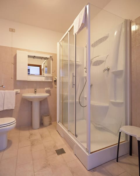 Standard Triple Room | Bathroom | Shower