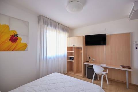 Standard Twin Room | In-room safe, free WiFi, wheelchair access