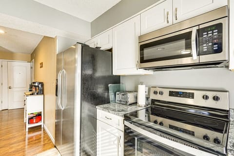 Kitchen | Granite Countertops | Stainless Appliances