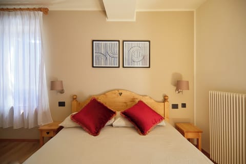 Double Room, Mountain View | Free WiFi, bed sheets